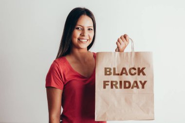 Black Friday kağıt torba ile casual kadın portresi