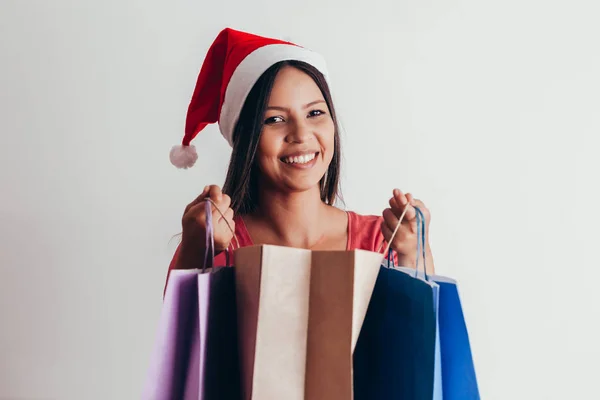 Jovem Mulher Santa Chapéu Com Sacos Compras Fundo Branco — Fotografia de Stock