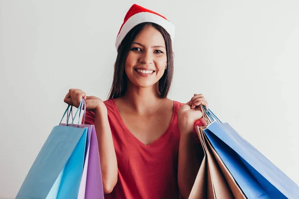 Jovem Mulher Santa Chapéu Com Sacos Compras Fundo Branco — Fotografia de Stock