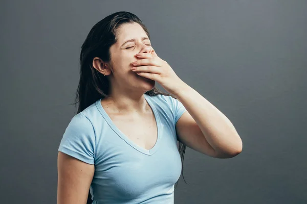 Junge Frau Gähnt Studioporträt Isoliert Auf Grauem Hintergrund — Stockfoto