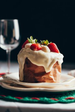 Noel kek panettone ve yılbaşı süsleri.