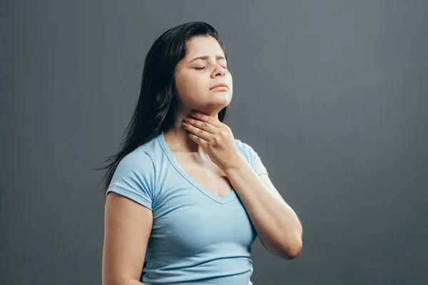 Mujer Que Sufre Dolor Garganta Sobre Fondo Gris — Foto de Stock