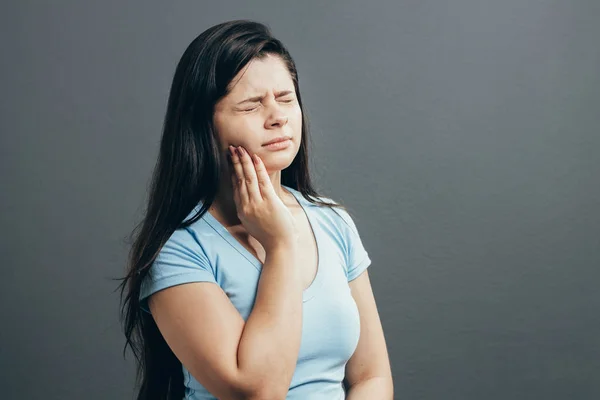 Mulher Infeliz Sentir Dor Seus Dentes Isolados Fundo Cinza — Fotografia de Stock