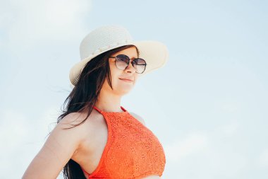 Plaj kadında. Bikini ve güneş gözlüğü kadın portresi