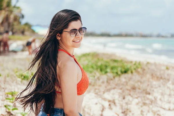 Uma Mulher Praia Retrato Mulher Biquíni Óculos Sol — Fotografia de Stock