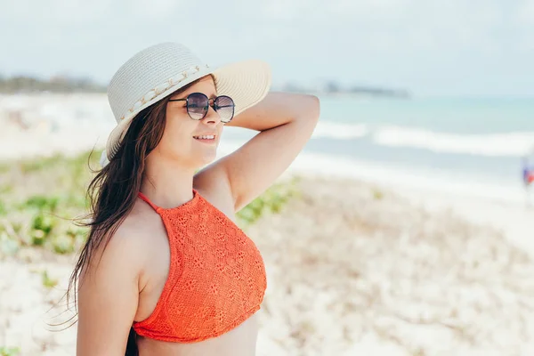 Uma Mulher Praia Retrato Mulher Biquíni Óculos Sol — Fotografia de Stock