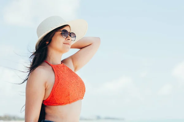 Uma Mulher Praia Retrato Mulher Biquíni Óculos Sol — Fotografia de Stock