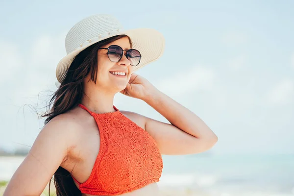Wanita Pantai Potret Wanita Dengan Bikini Dan Kacamata Hitam — Stok Foto