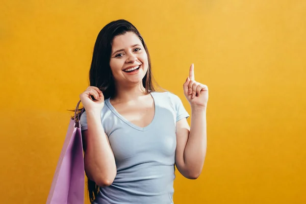 Uma Mulher Nas Compras Mulher Feliz Com Sacos Compras Consumismo — Fotografia de Stock