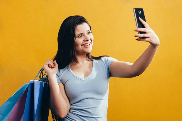 Žena Nakupování Chytrý Telefon Nošení Tašky — Stock fotografie