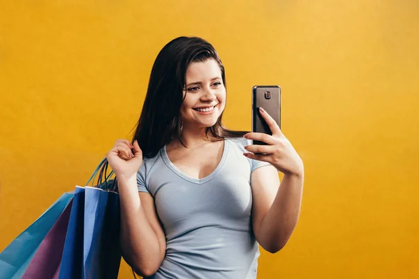 여자는 스마트폰으로 가방을 — 스톡 사진