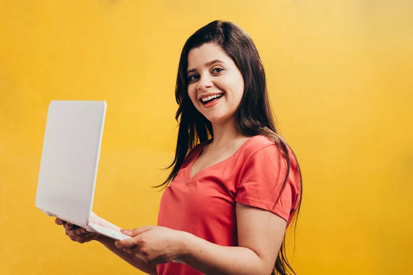 Wanita Muda Dengan Laptop Dengan Latar Belakang Warna Potret Studio — Stok Foto