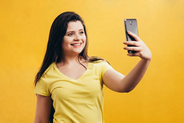 Mujer Teléfono Aislada Retrato Niña Usando Smartphone Sobre Fondo Amarillo — Foto de Stock