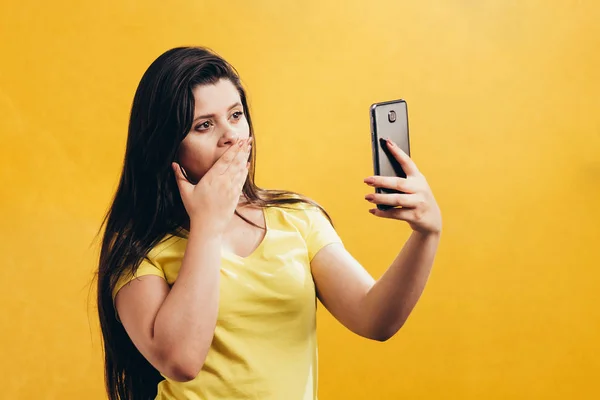 Mujer Sorprendida Aislada Sobre Fondo Amarillo Usando Smartphone —  Fotos de Stock