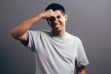 Üzgün adam çünkü burnunu tutarak sinüs ağrısı