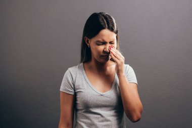 Sinüs ağrısı, sinüs basıncı, sinüzit. Üzgün onu tutan kadın çünkü Merkez ve burun sinüs ağrısı