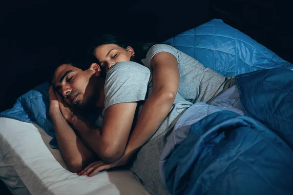 Casal a dormir na cama. O casal dormindo relaxa na cama. tempo noturno — Fotografia de Stock