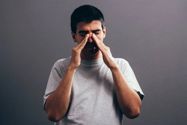 Smutny człowiek trzyma nos, bo ból zatok — Zdjęcie stockowe