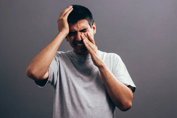Сумний чоловік тримає ніс через синусовий біль — стокове фото