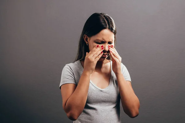 Dolor sinusal, presión sinusal, sinusitis. Mujer triste sosteniendo la nariz y la cabeza porque el dolor sinusal —  Fotos de Stock