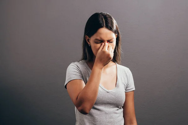 Dor sinusal, pressão sinusal, sinusite. Mulher triste segurando o nariz e a cabeça porque a dor sinusal — Fotografia de Stock