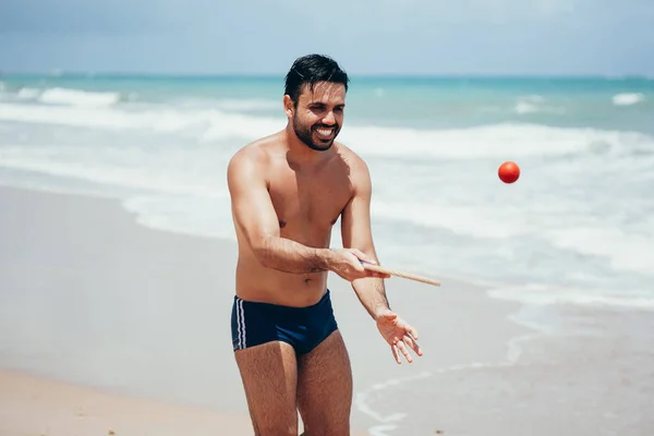 Mladý Brazilský Muž Hraje Plážový Tenis Pláži Plavky — Stock fotografie