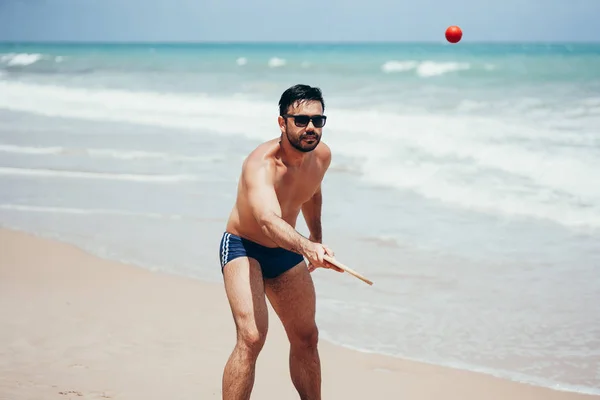 Junger Brasilianischer Mann Spielt Strandtennis Strand Badebekleidung — Stockfoto