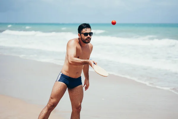 Junger Brasilianischer Mann Spielt Strandtennis Strand Badebekleidung — Stockfoto