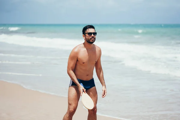 Junger Brasilianischer Mann Spielt Strandtennis Strand Badebekleidung — Stockfoto