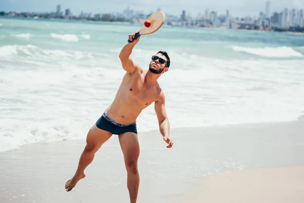 Молодой Бразилец Играет Пляжный Теннис Пляже Купальниках — стоковое фото
