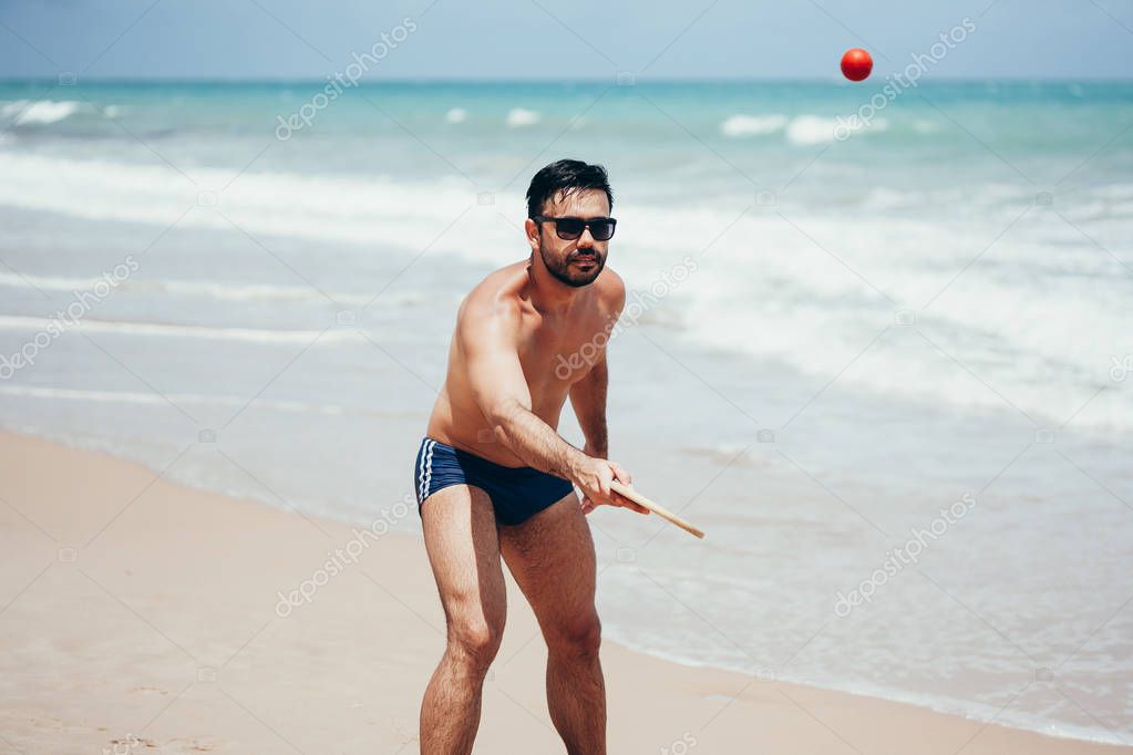 Joven Brasileno Jugando Tenis Playa Playa Con Trajes Bano Foto de stock kleberpicui 228258674