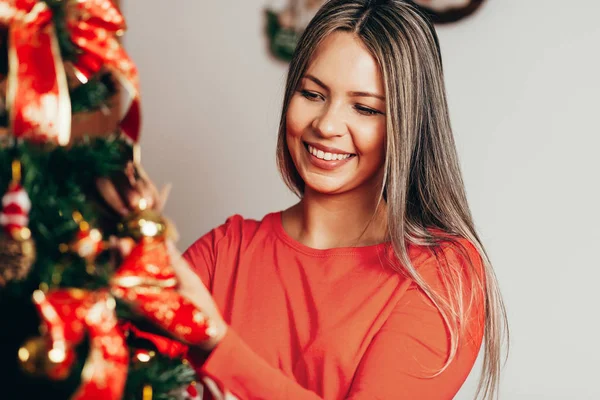 Wanita Bahagia Menghias Pohon Natal Rumah Mereka Smiling Woman Celebrating — Stok Foto