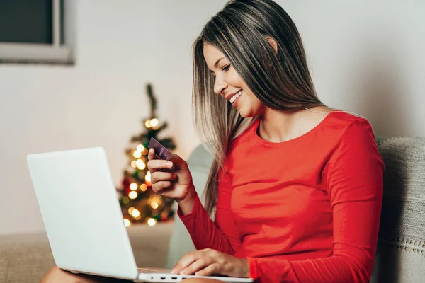 Wanita Muda Memesan Hadiah Natal Secara Online Rumah — Stok Foto