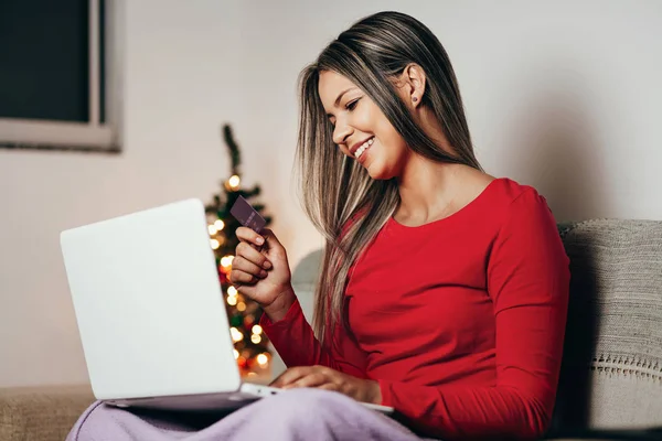 Wanita Muda Memesan Hadiah Natal Secara Online Rumah — Stok Foto