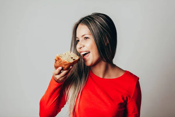 Бразильская Молодая Женщина Ест Панеттоне Молодая Женщина Ест Хлеб — стоковое фото