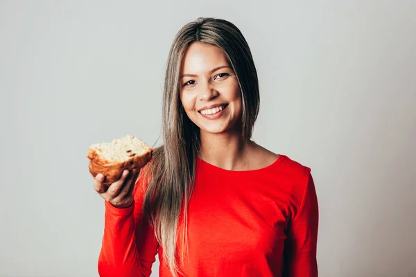 Mujer Joven Brasileña Comiendo Panettone Mujer Joven Comiendo Pan —  Fotos de Stock