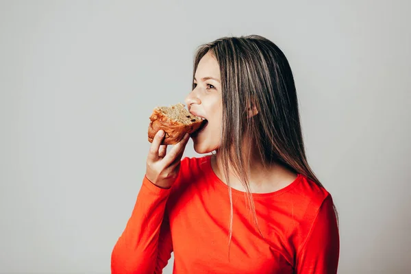 Jovem Brasileira Comendo Panettone Jovem Mulher Comendo Pão — Fotografia de Stock