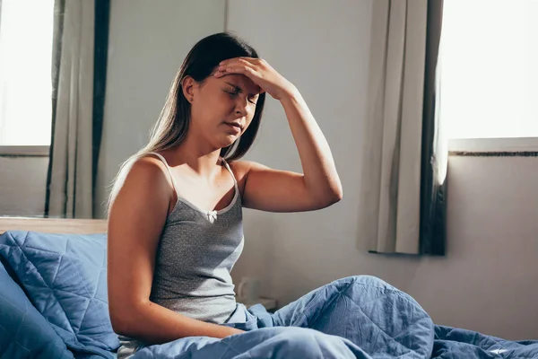 Jovem Com Dor Cabeça Sentada Sua Cama — Fotografia de Stock