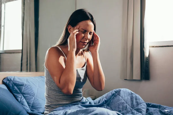 Mujer Joven Con Dolor Cabeza Sentada Cama — Foto de Stock