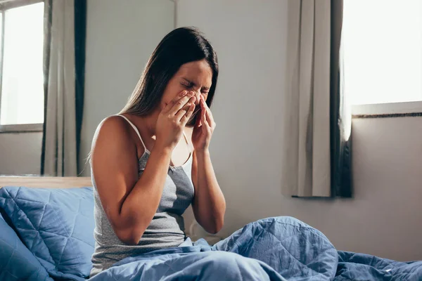 Nyeri Sinus Tekanan Sinus Sinusitis Wanita Sedih Memegang Hidung Dan — Stok Foto
