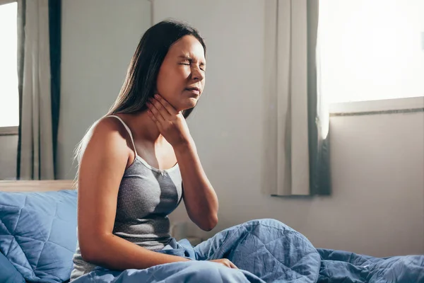 Young Woman Suffering Sore Throat Bed — Stock Photo, Image