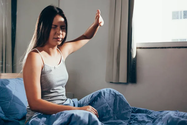 Menina Chateada Acordar Com Luz Incomodando Deitada Uma Cama Pela — Fotografia de Stock