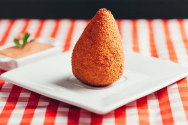Geleneksel Brezilya aperatifler coxinha ahşap masa