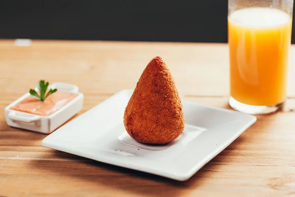 Ahşap Masa Üzerinde Brezilyalı Aperatif Coxinha Portakal Suyu — Stok fotoğraf