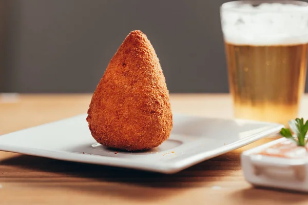 Brezilyalı Aperatif Coxinha Ahşap Masa Bira — Stok fotoğraf