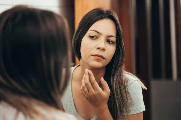 Jonge Vrouw Die Haar Huid Controleren Huid Zorg Concept — Stockfoto