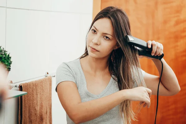 Jeune Femme Lissage Des Cheveux Avec Lisseur Maison — Photo