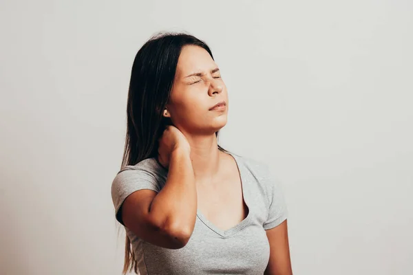 Mujer Joven Con Dolor Cuello Sobre Fondo Gris —  Fotos de Stock