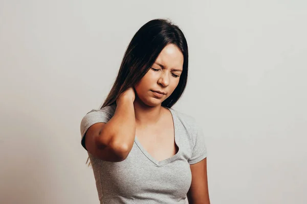 Junge Frau Mit Nackenschmerzen Vor Grauem Hintergrund — Stockfoto