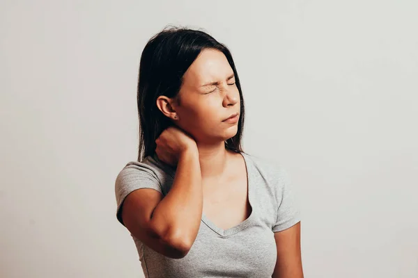 Junge Frau Mit Nackenschmerzen Vor Grauem Hintergrund — Stockfoto